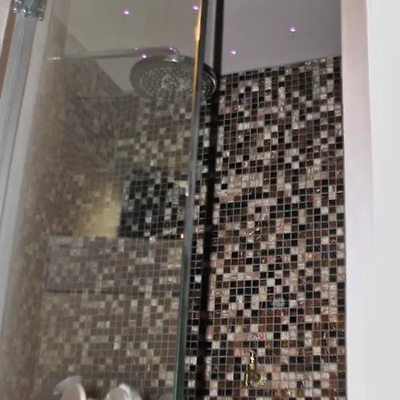 The House With Steam Room, Jacuzzi And Theater View Apartman
